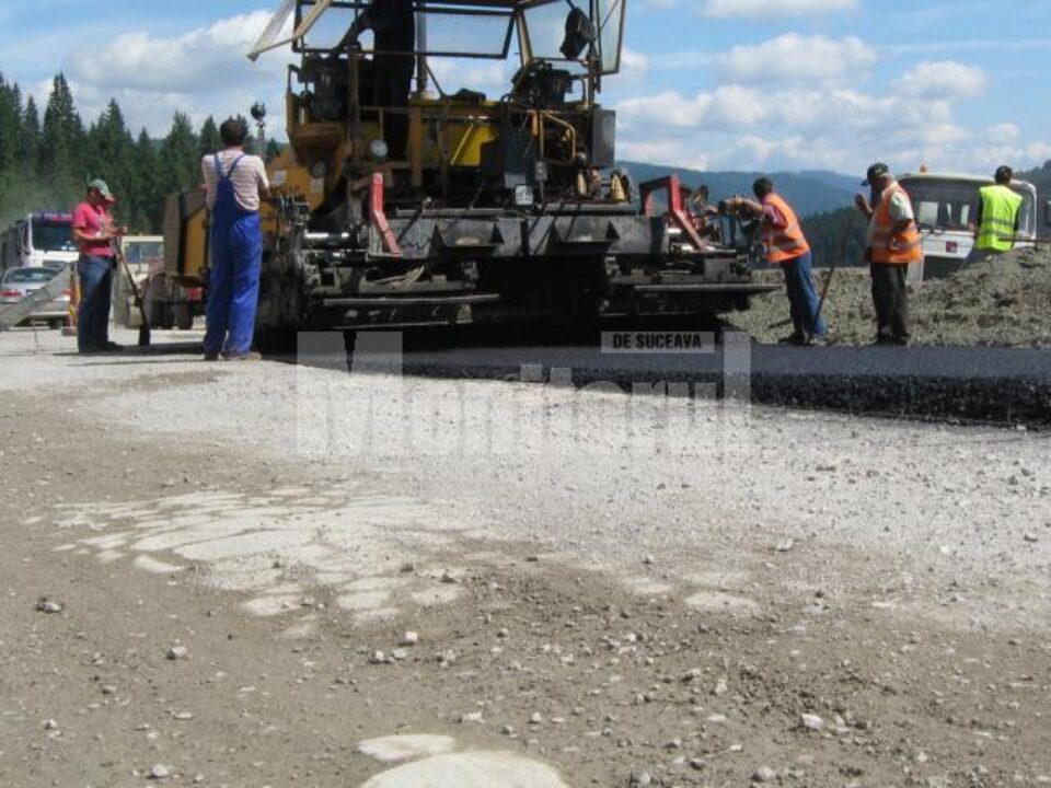 Noul strat se asfalt se toarnă peste cel vechi