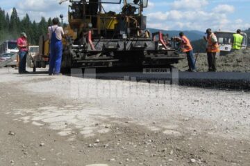 Noul strat se asfalt se toarnă peste cel vechi