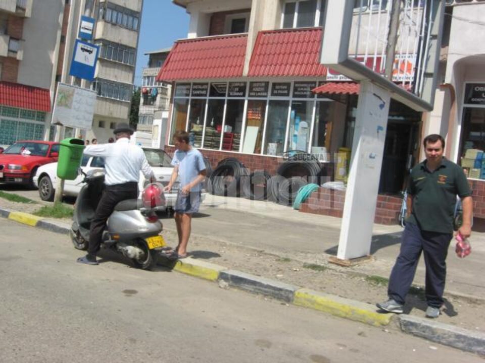Și persoanele mai în vârstă folosesc motoscutere pentru a se deplasa prin oraș Și persoanele mai în vârstă folosesc motoscutere pentru a se deplasa prin oraș