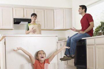 Copiii care au crescut într-o casă prea curată prezintă un risc mai ridicat de a dezvolta boli digestive. Foto: OJO IMAGES