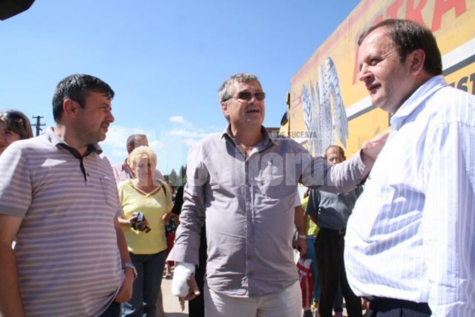 Ajutoare: Mircea Dinescu a adus cărămidă, bolțari și mobilă la Ulma și Brodina