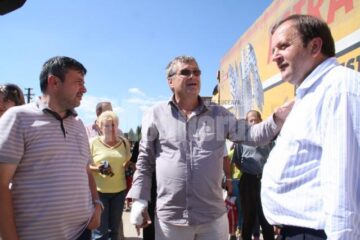 Ajutoare: Mircea Dinescu a adus cărămidă, bolțari și mobilă la Ulma și Brodina