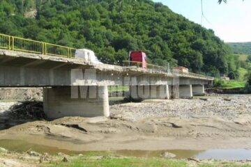 Podul de peste râul Moldova, dintre localitățile Gura Humorului și Frasin