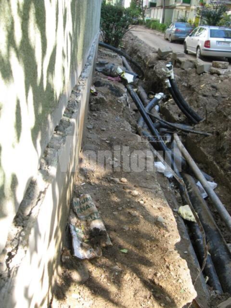 Fatada blocului, desprinsa la temelie