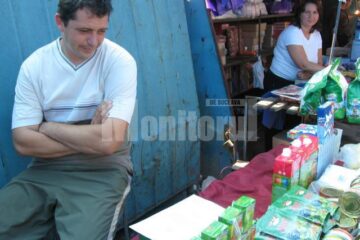 Anunțul de evacuare, prezent ieri pe masa bazariștilor din primul rând