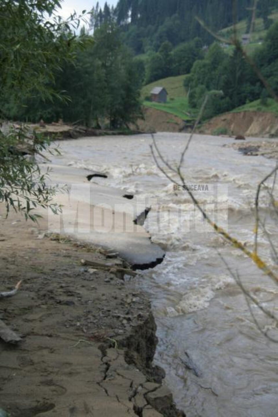 Ajutor: Firmele din afara județului ar putea fi chemate să refacă infrastructura distrusă de ape