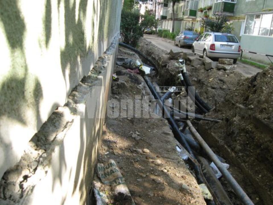 Fatada blocului, desprinsa la temelie