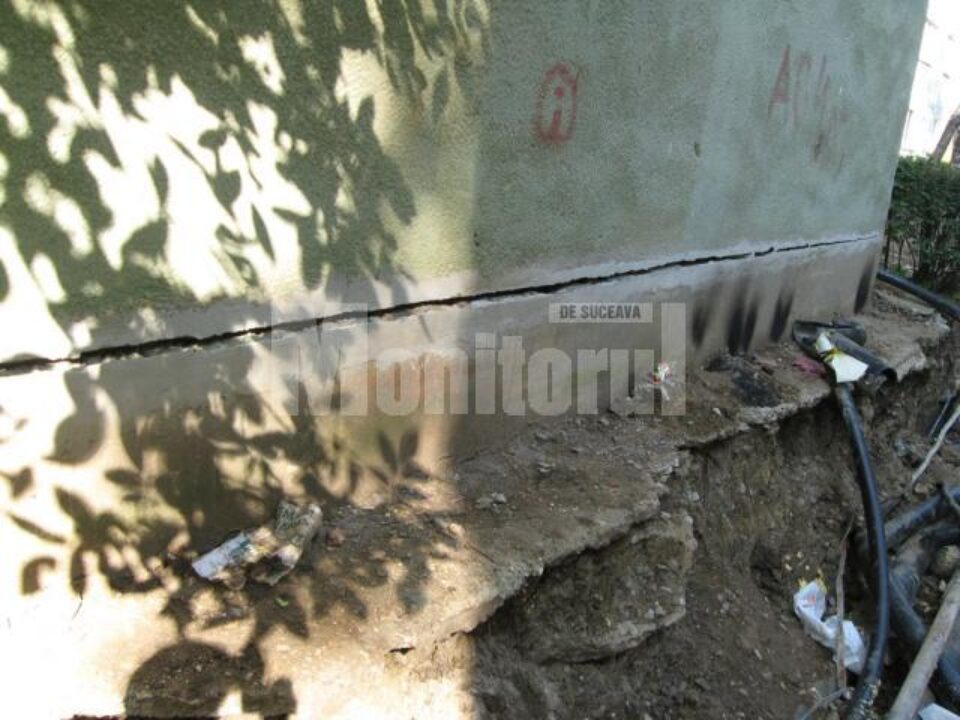 Fisura aparuta la baza blocului