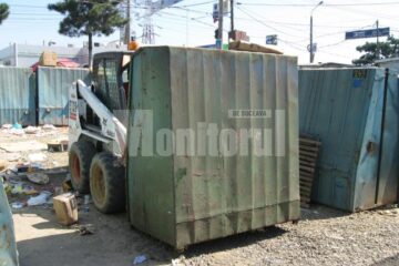 Chioscurile din partea din fata a Bazarului, luate pe sus cu utilaje speciale