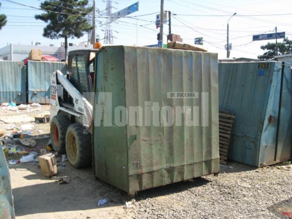 Chioscurile din partea din fata a Bazarului, luate pe sus cu utilaje speciale