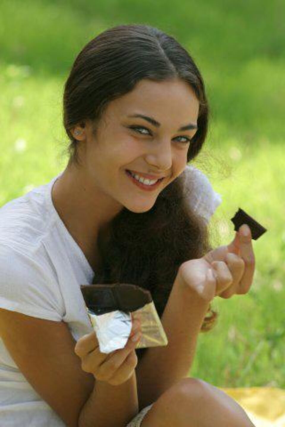 Nu este indicat să mâncăm o tabletă întreagă de ciocolată. Foto: OREDIA