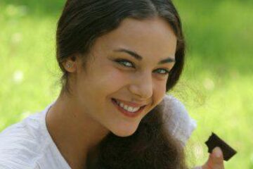 Nu este indicat să mâncăm o tabletă întreagă de ciocolată. Foto: OREDIA