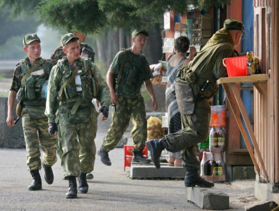 Rusia și-a luat angajamentul să își retragă astăzi militarii din orașul georgian Gori. Foto: AFP/MEDIAFAX