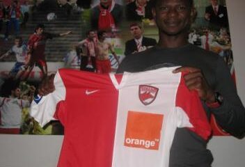 Primire de împărat: Covor roșu și petale alb-roșii pentru Julio Cesar