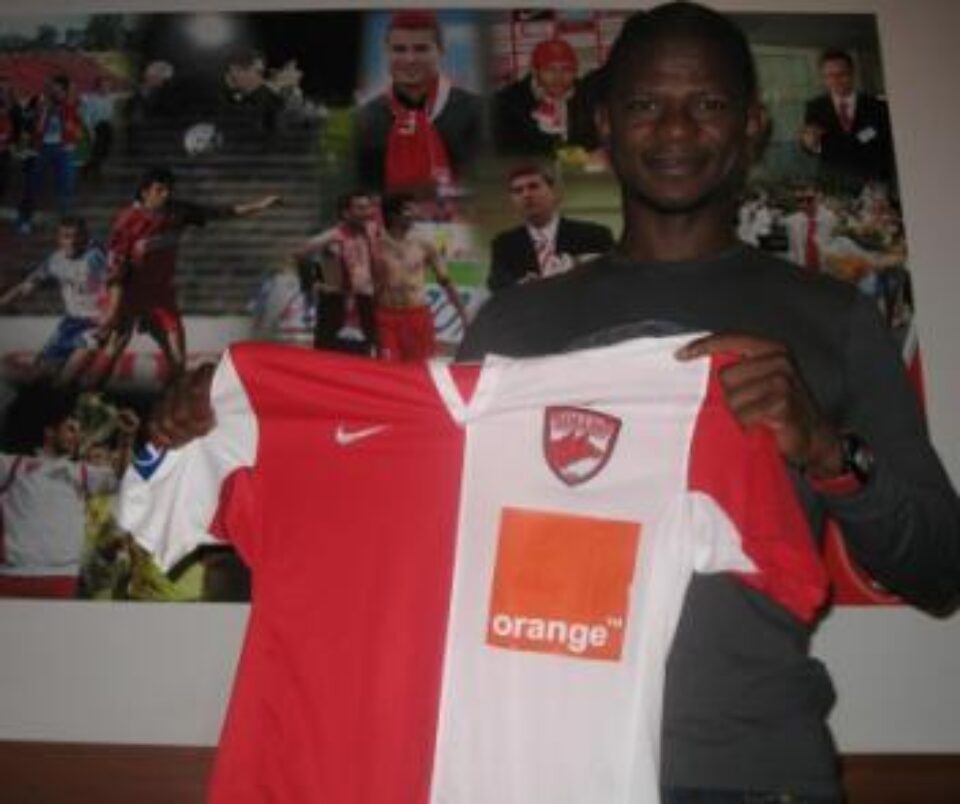 Primire de împărat: Covor roșu și petale alb-roșii pentru Julio Cesar