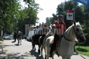 Cascadori cu cai la repetiție pe platoul cetății