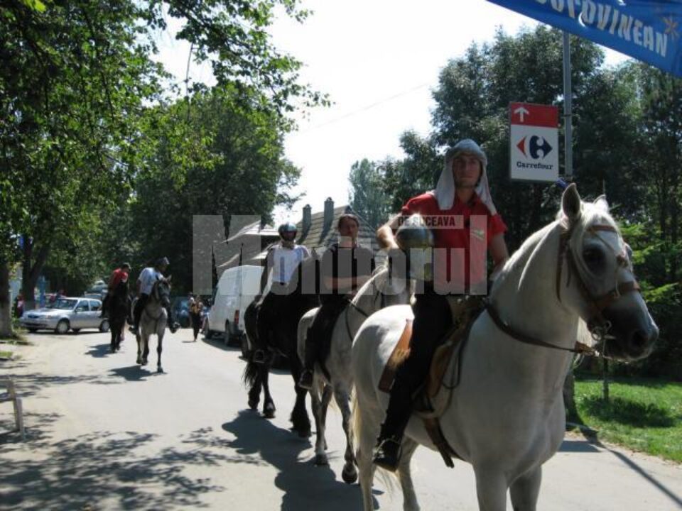 Cascadori cu cai la repetiție pe platoul cetății