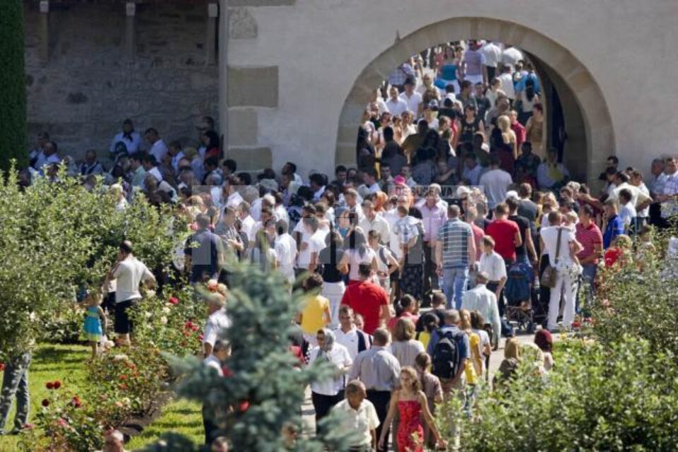 Sărbătoare: Mii de ortodocși și catolici au sărbătorit-o pe Fecioara Maria la Putna și Cacica