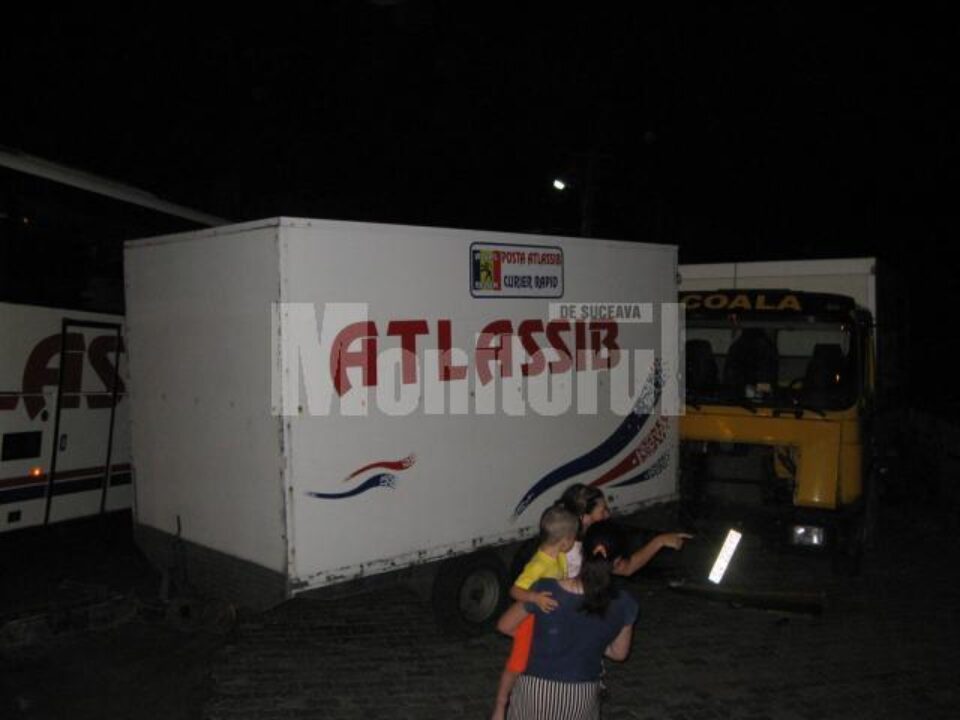 Aproape de tragedie: Cursă necontrolată a unei remorci desprinse de la un autocar