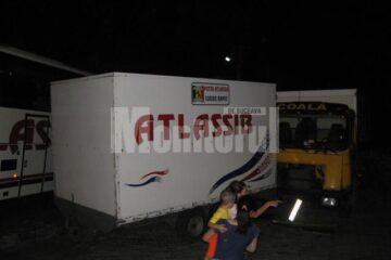 Aproape de tragedie: Cursă necontrolată a unei remorci desprinse de la un autocar