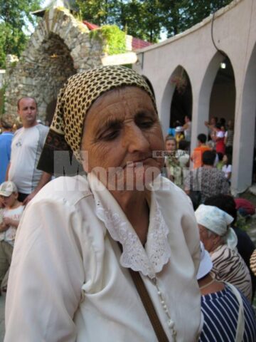 Margareta Filip, de 75 de ani, din Roznov-Neamț vine de 20 de ani pe 15 august la Cacica