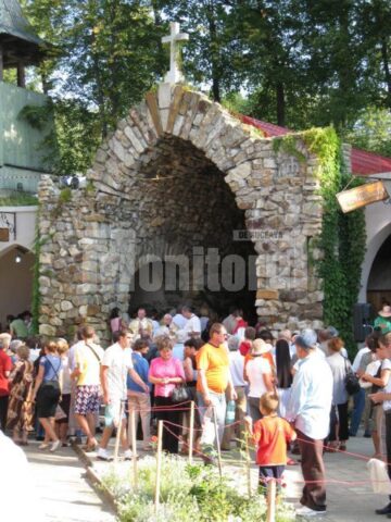 La Putna și Cacica, credincioșii s-au rugat pentru sănătate și pentru pace