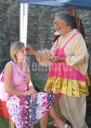 Piki Ratulescu realizand face painting
