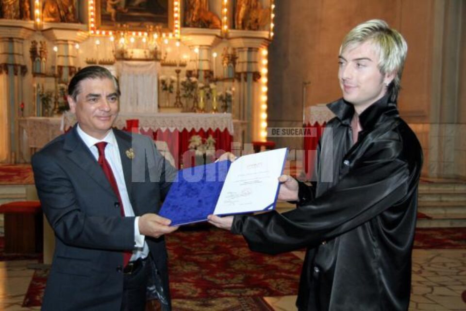 ASR Prințul Paul al României primind de la Andras Chiriliuc diploma cu titlul de președinte de onoare al Asociației Joseph Schmidt ASR Prințul Paul al României primind de la Andras Chiriliuc diploma cu titlul de președinte de onoare al Asociației Joseph Schmidt