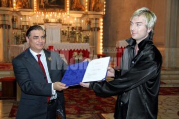 ASR Prințul Paul al României primind de la Andras Chiriliuc diploma cu titlul de președinte de onoare al Asociației Joseph Schmidt