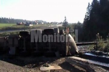 Jumătate din încărcătura cisternei a curs în locul unde s-a răsturnat mașina