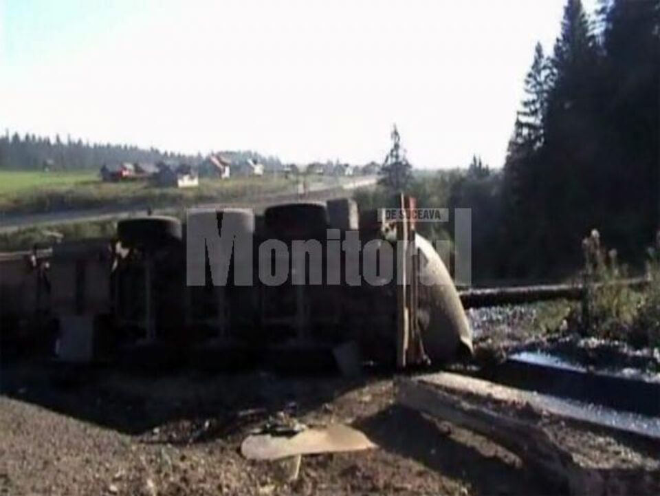 Jumătate din încărcătura cisternei a curs în locul unde s-a răsturnat mașina