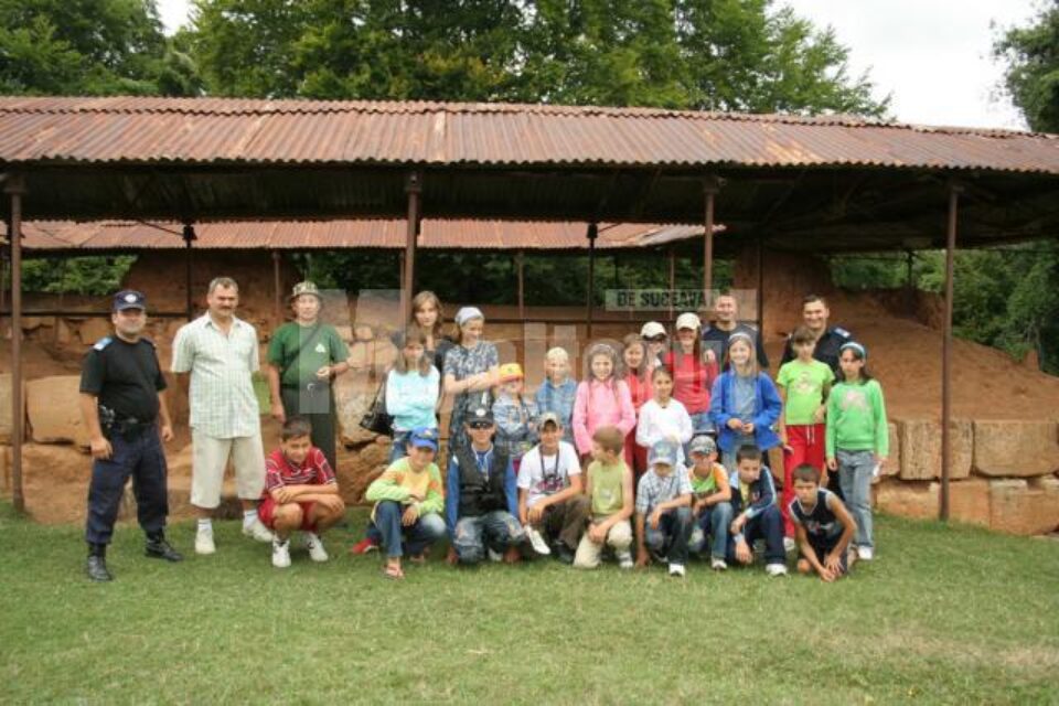 Copiii au rămas cu amintiri de neuitat din tabăra organizată cu sprijinul jandarmilor suceveni