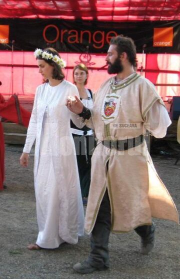 Dans medieval in curtea interioara a cetatii