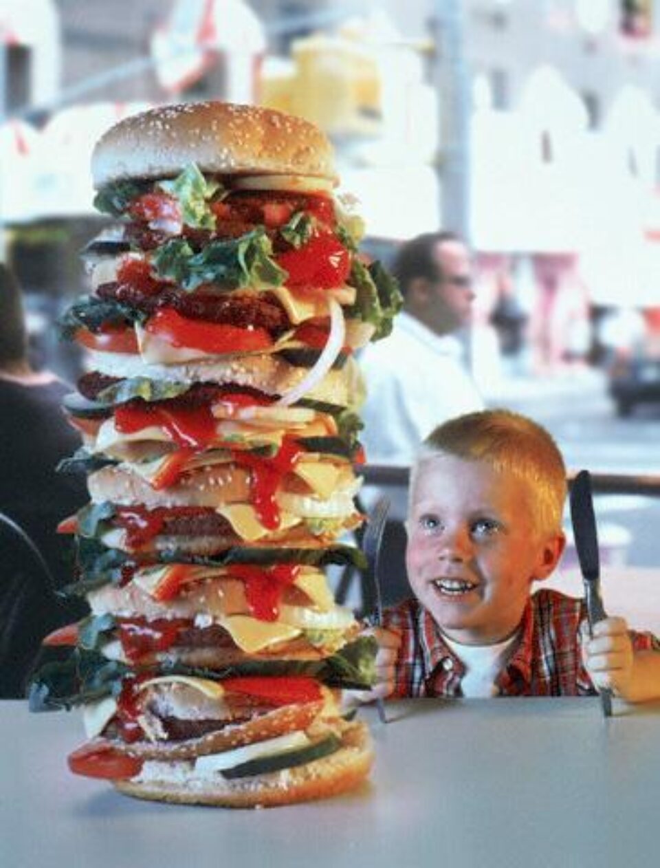 Meniurile pentru copii conțin prea multe calorii, grăsimi și sunt prea sărate. Foto: ZEFA