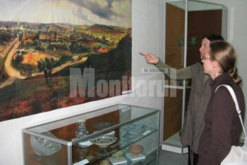 Expoziția prezintă publicului, pe epoci și perioade de evoluție, piese arheologice, documente originale, fotografii, hărți, etc.