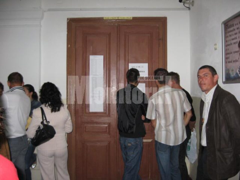 Concurenții la bacalaureatul de toamnă, așteptând să intre în examen Concurenții la bacalaureatul de toamnă, așteptând să intre în examen