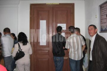 Concurenții la bacalaureatul de toamnă, așteptând să intre în examen