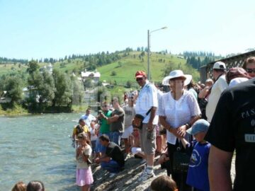 În așteptarea plutelor, pe malul Bistriței Aurii