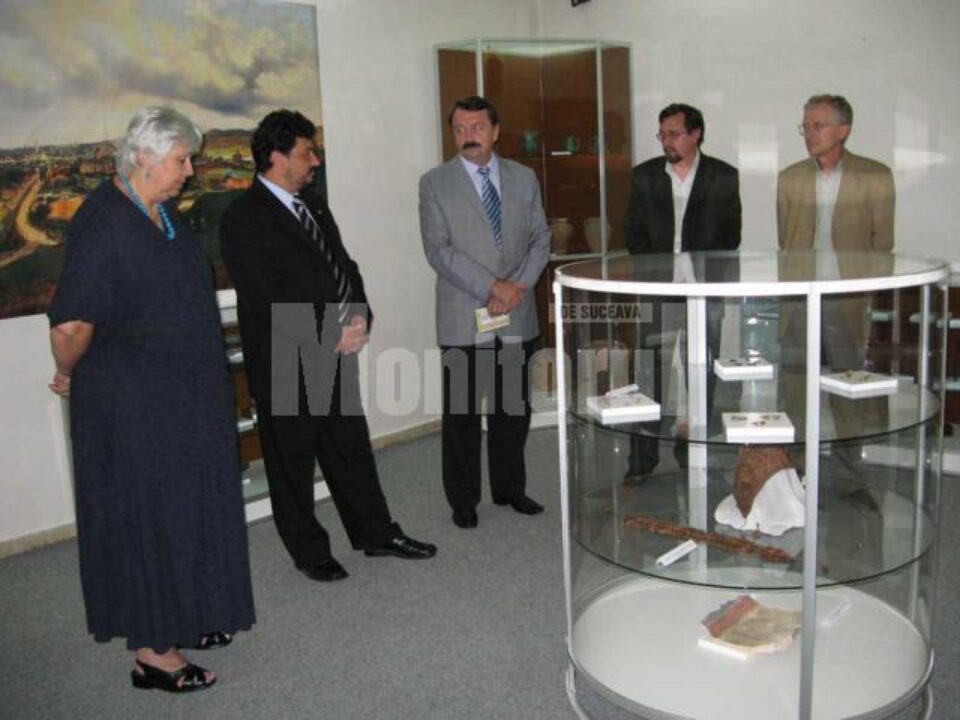 Expoziția este dedicată împlinirii a 620 de ani de la atestarea documentară a Sucevei