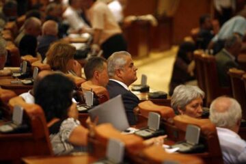 Năstase nu demisionează din Parlament, întrucât spune că asta ar echivala cu recunoașterea "mizeriilor" Foto: MEDIAFAX