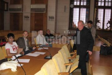 Conferirea trofeului în sala fără public