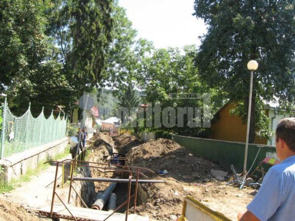 Această stradă rămâne noaptea în beznă completă, tocmai din neglijența muncitorilor care au făcut săpăturile