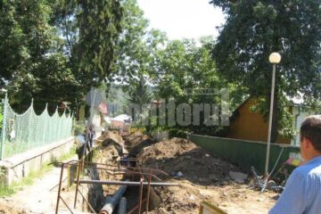 Această stradă rămâne noaptea în beznă completă, tocmai din neglijența muncitorilor care au făcut săpăturile