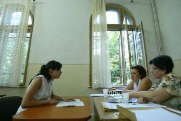 • Profesorii și-au primit înapoi telefoanele după evaluarea tuturor candidaților Foto: MEDIAFAX