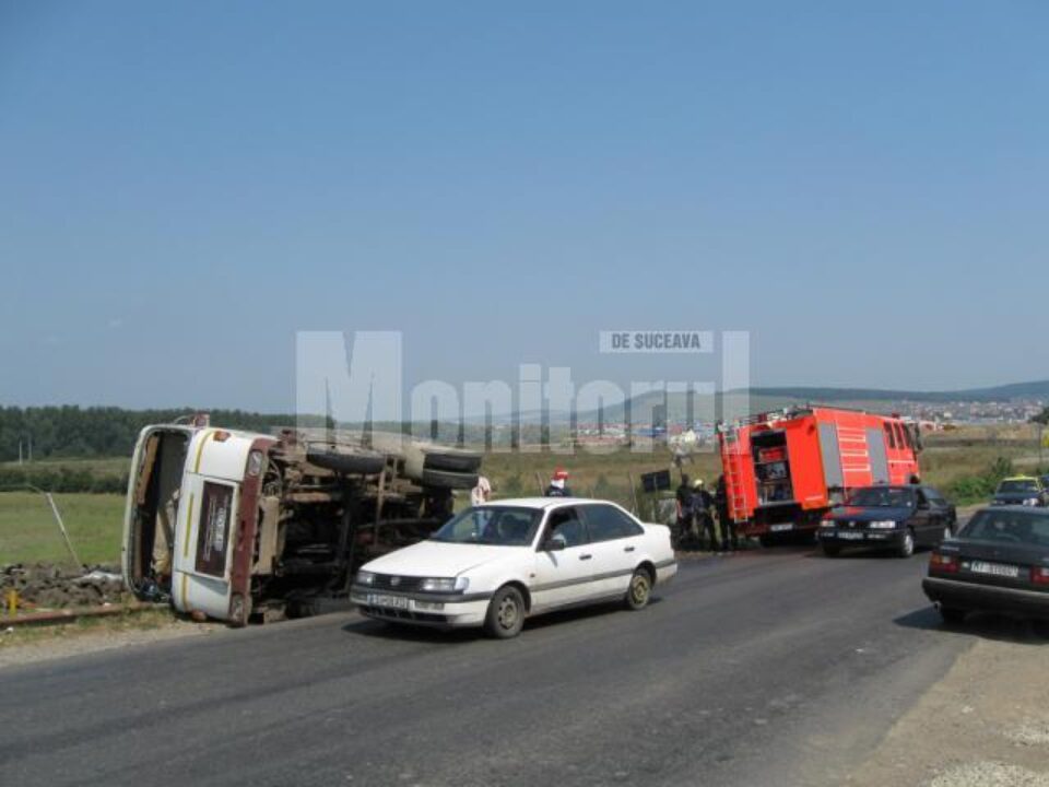 Manevră periculoasă: S-a răsturnat cu camionul, pentru a evita un accident rutier
