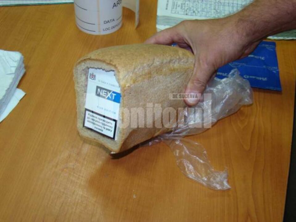 Peste o sută de pachete de țigări erau ascunse în pâine și cutii de suc