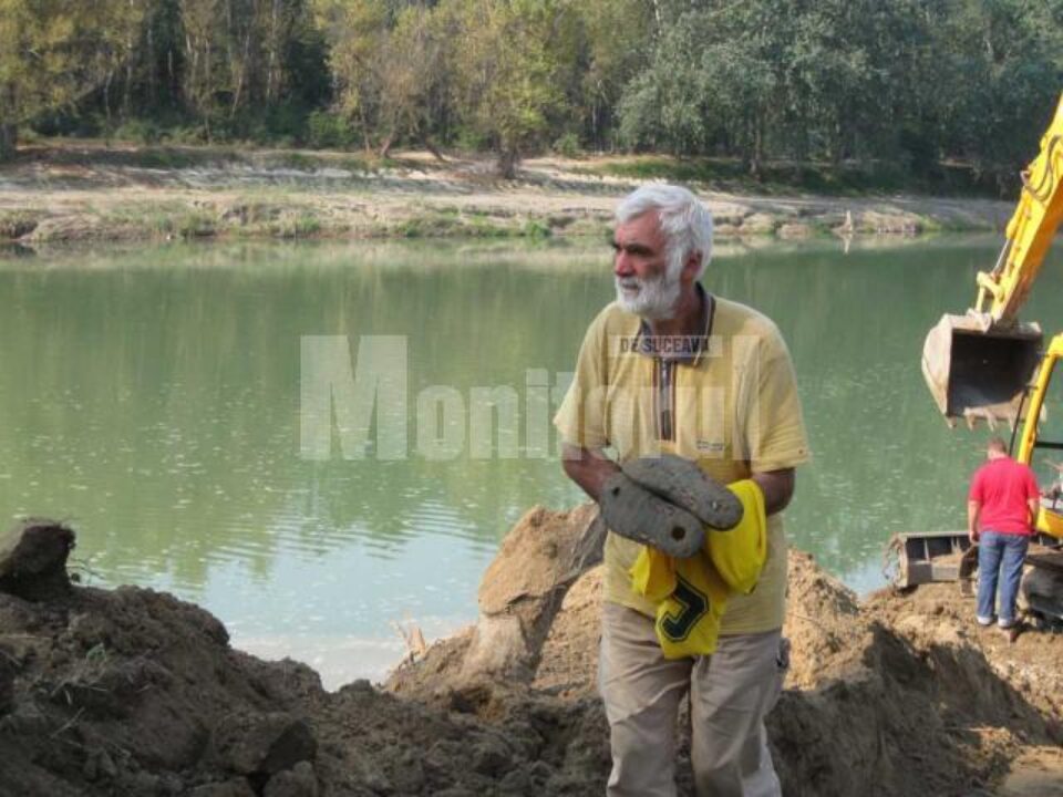 Bunicul lui Gheorghe Acsinte vine zi de zi în locul în care nepotul său a fost înghițit de ape