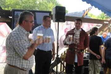 Primarul Sucevei a gustat din berea oferită de organizatori