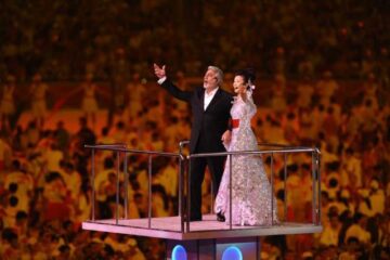Tenorul Placido Domingo și chinezoaica Song Zuying, la ceremonia de închidere a JO Foto: MEDIAFAX