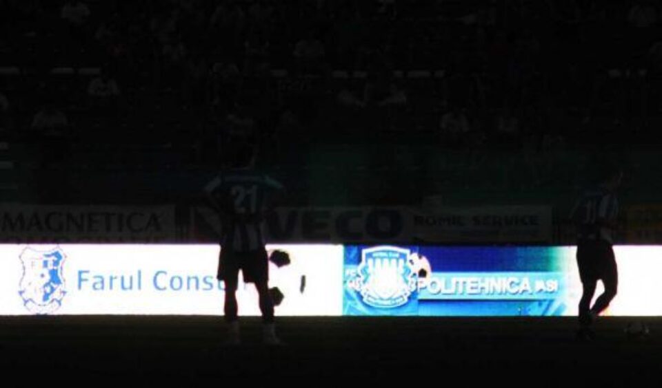 Partida dintre echipele Poli Iași și Farul Constanta nu s-a disputat din cauza instalației de nocturnă Foto: MEDIAFAX